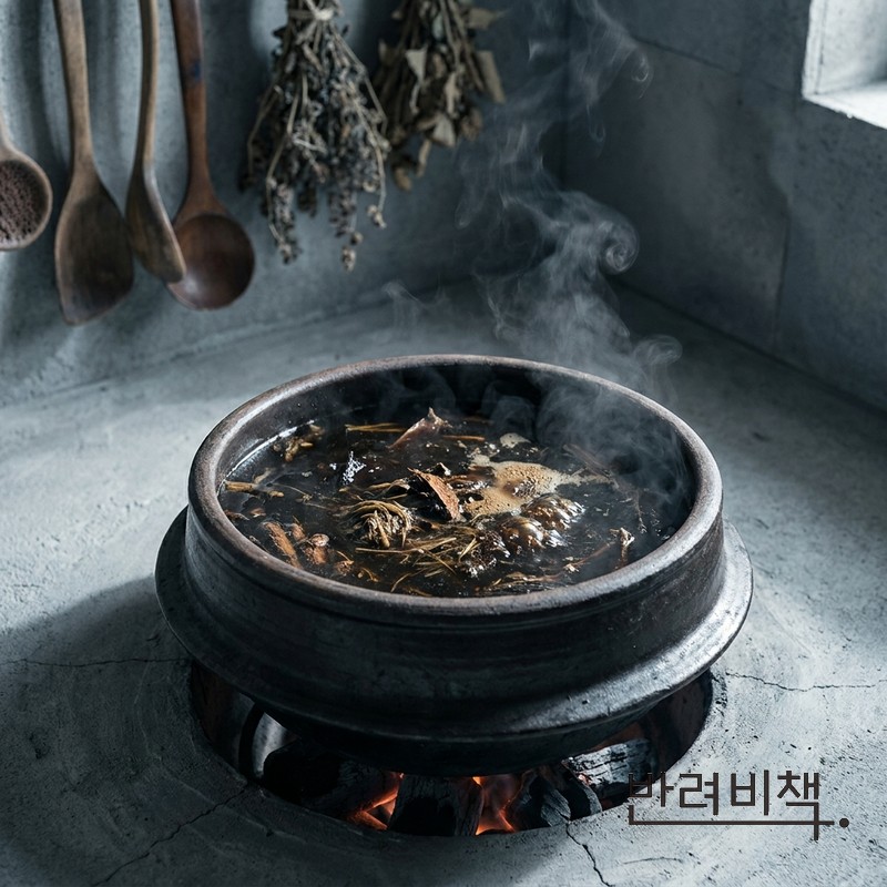 옹기에서 한방 진액을 오래 달이는 펫뜸바 제조 과정