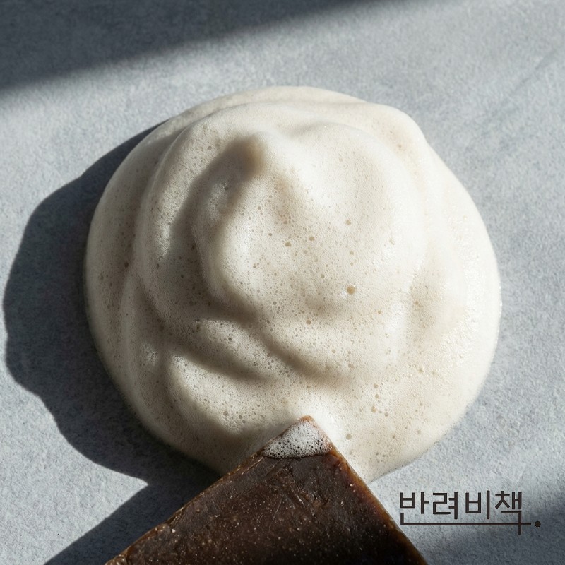풍성한 거품으로 강아지를 마사지하듯 씻기는 모습